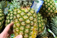 How to Choose a Ripe, Sweet Pineapple: Expert Tips for Picking One