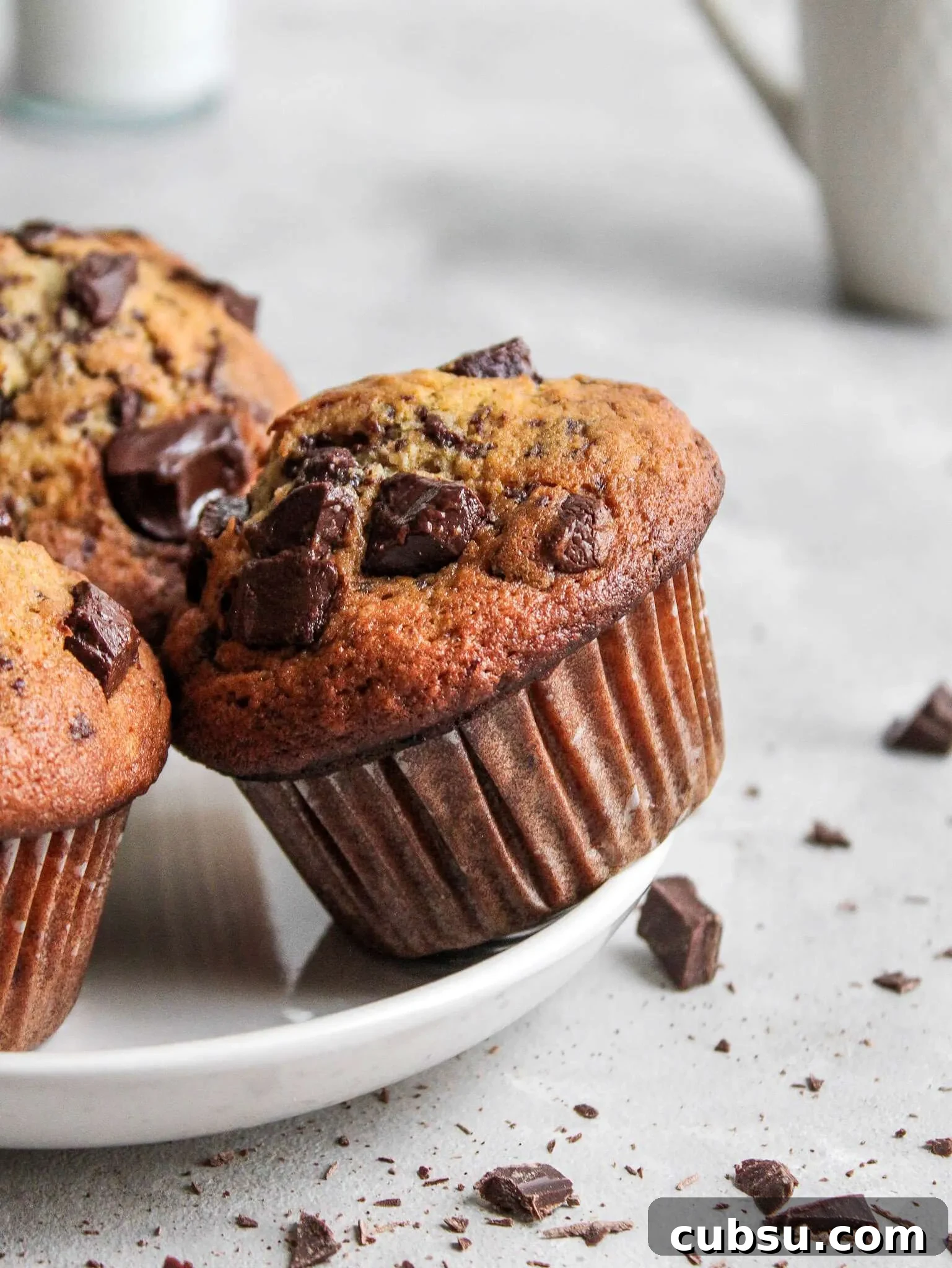 Muffins vs Cupcakes: Key Differences, Taste & Baking Tips 4 brown butter chocolate chunk muffins in plate (1)
