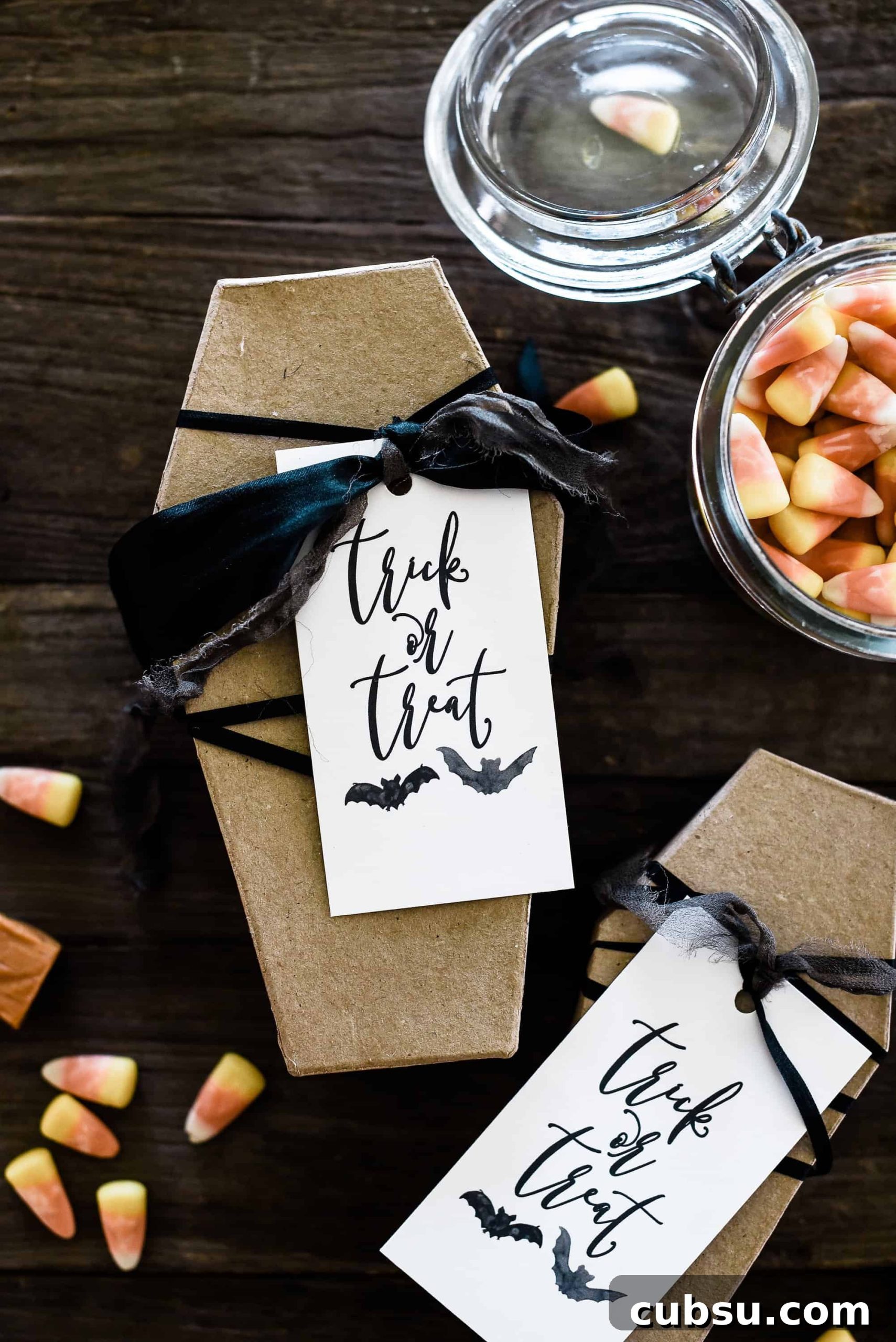 Decorate for Halloween this year with some of these easy (and free!) Halloween printables!