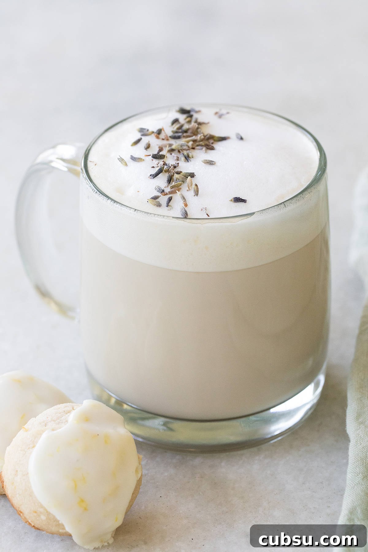 London Fog Latte: Creamy Earl Grey Tea with Vanilla and Lavender 2 London fog tea drink with foamy milk and dried lavender over the top.