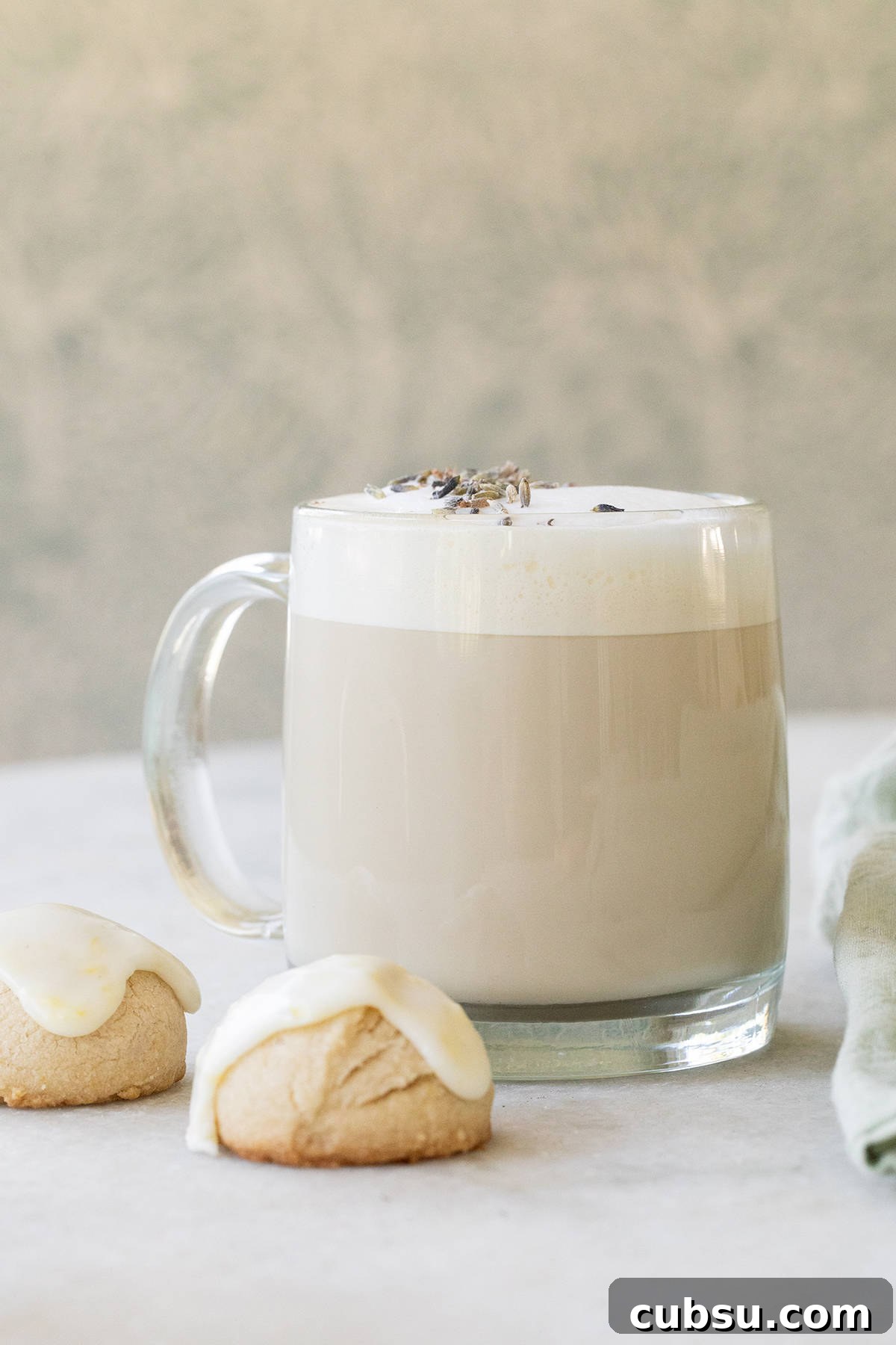 London Fog Latte: Creamy Earl Grey Tea with Vanilla and Lavender 6 Creamy, frothy London fog latte with little lemon cookies.