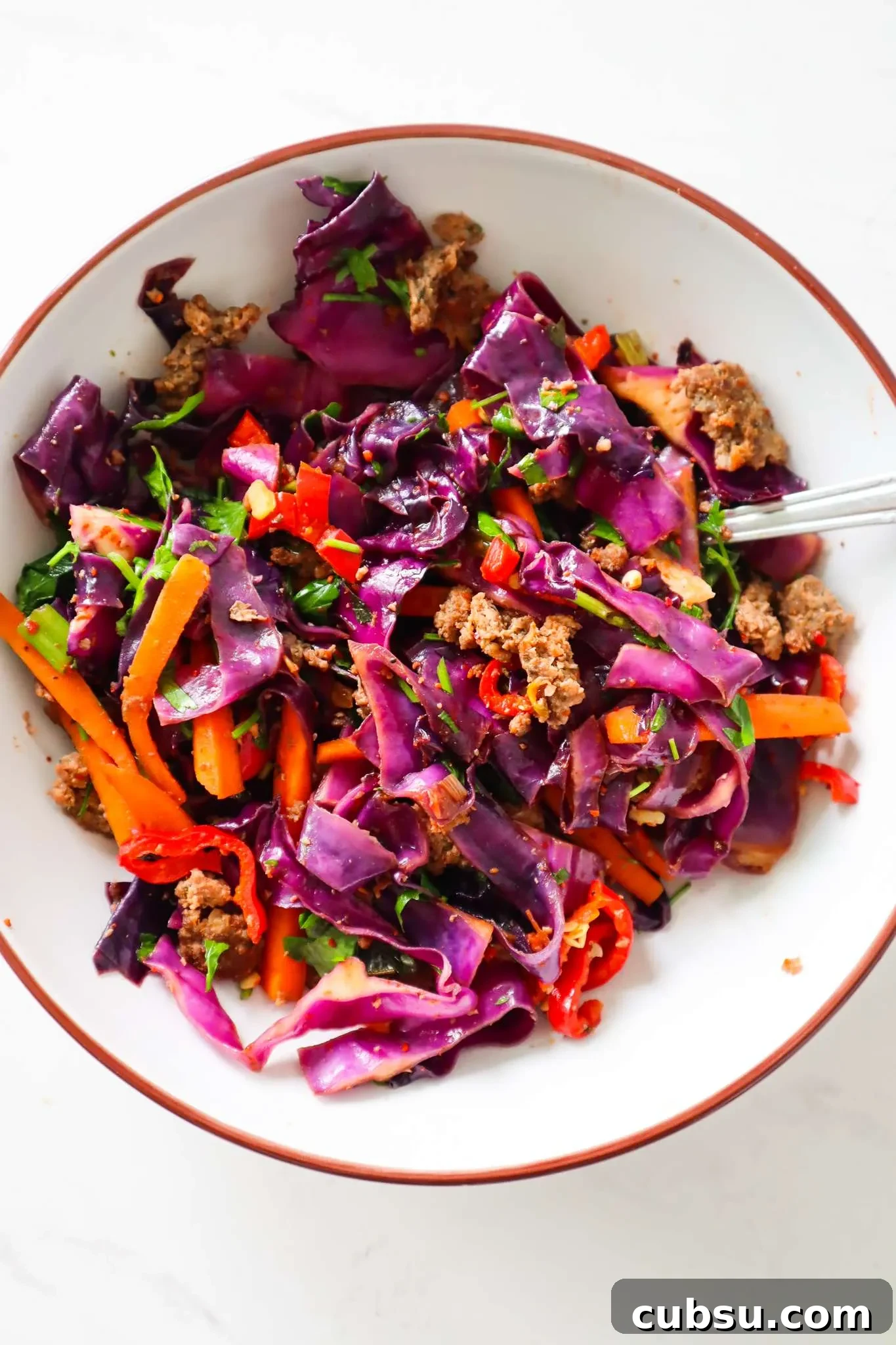 15 Low‑Carb Work Lunches to Prep Quickly and Stay Energized 6 Healthy ground beef cabbage stir-fry! This is such an easy delicious healthy dinner idea with ground beef and cabbage that is gluten, dairy-free and low carb! This super easy red cabbage stir-fry is full of flavor and ready in just 15 minutes.